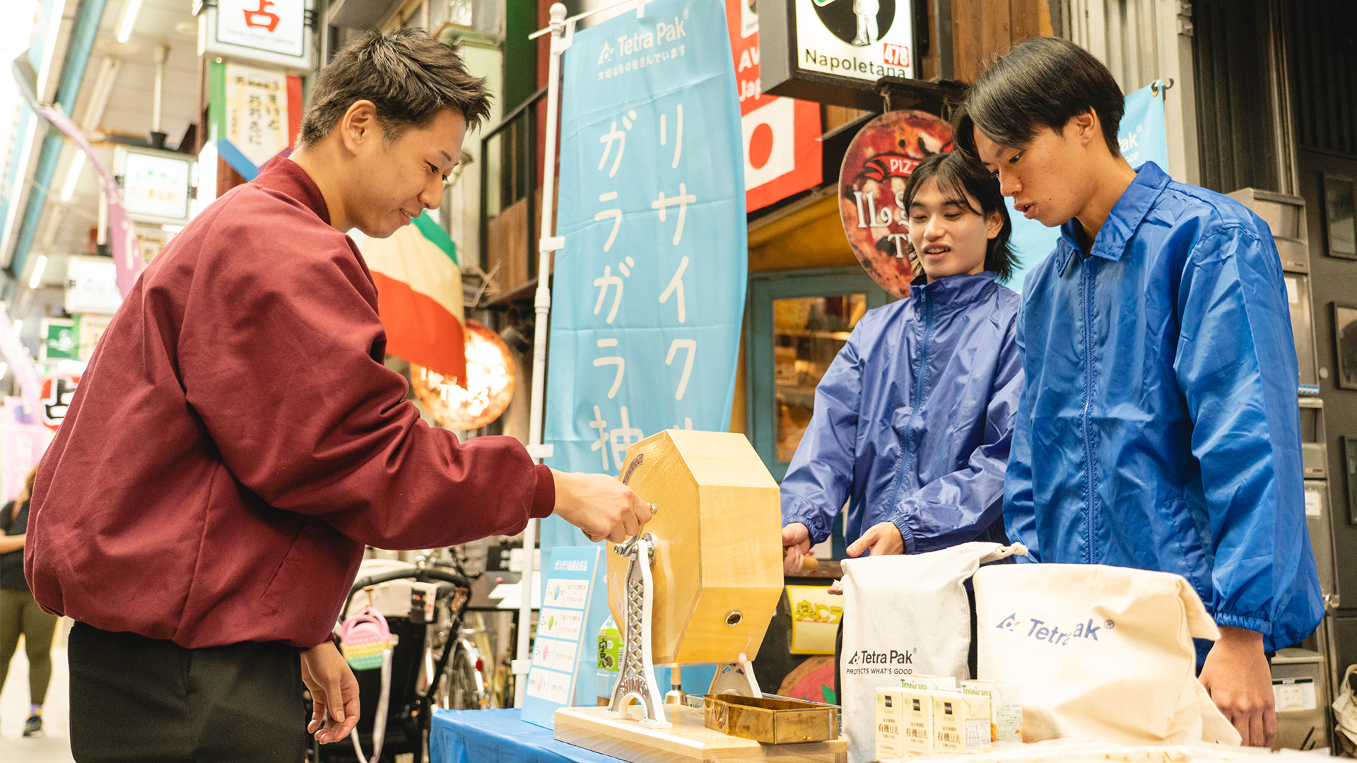 天神橋筋商店街で行われたリサイクル促進イベントの様子